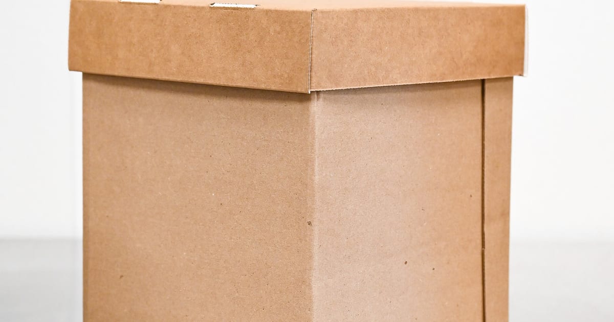کارتن‌های عمده خرما در انبار